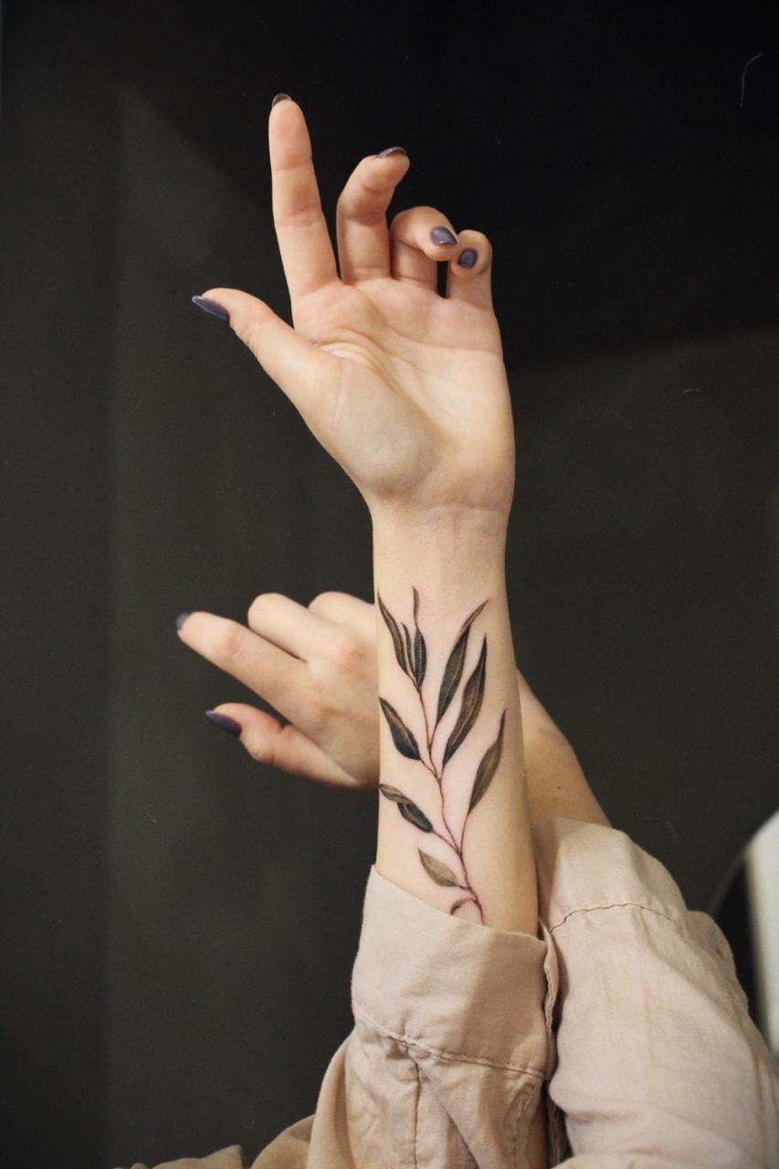Татуировка с листьями на запястье