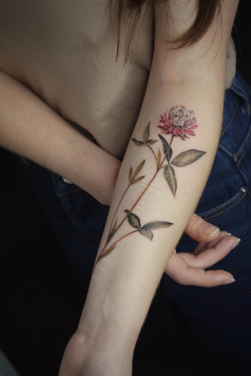 Ботаническая татуировка на руке в Москве мастер