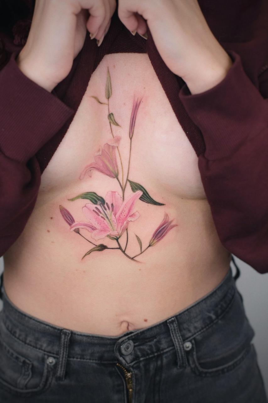 Татуировка с лилией на животе для девушки