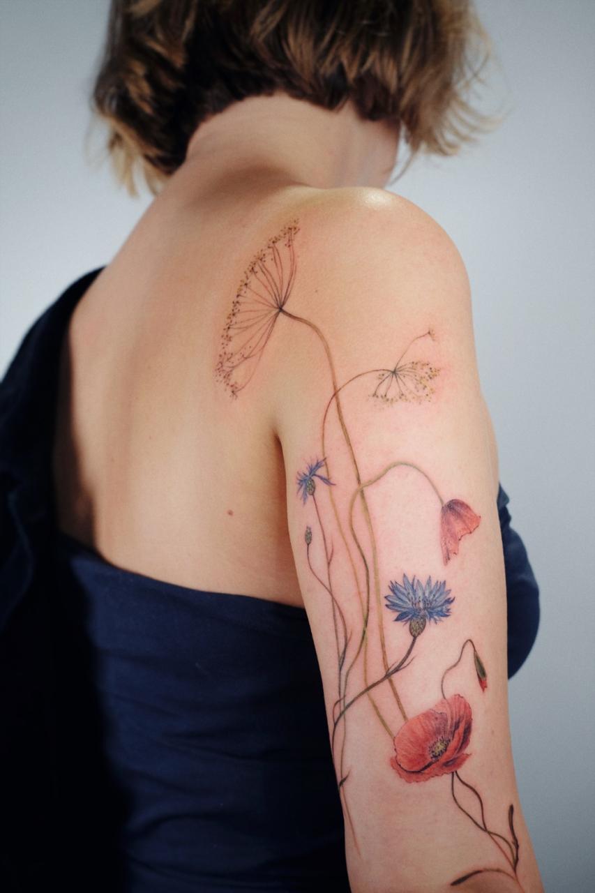 Ботаническая татуировка на плече