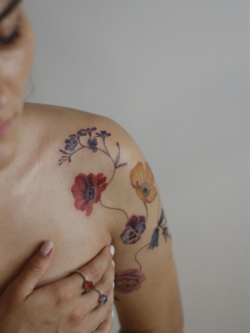 Полевые цветы тату на плече