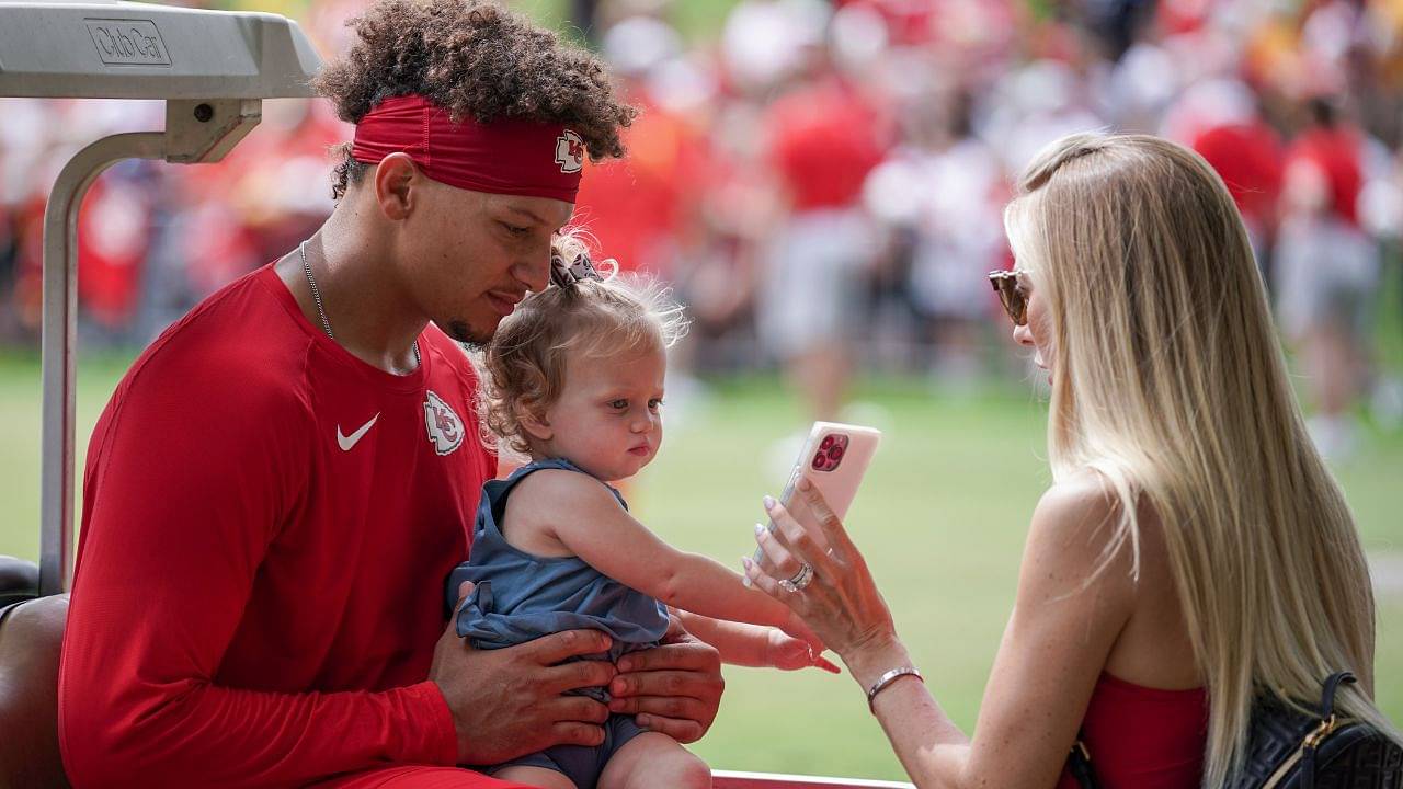 Fans Find a Hilarious Detail in Patrick Mahomes’ Family Photo With Santa Claus: “Those Kiddos Don’t Look Impressed With Santa”