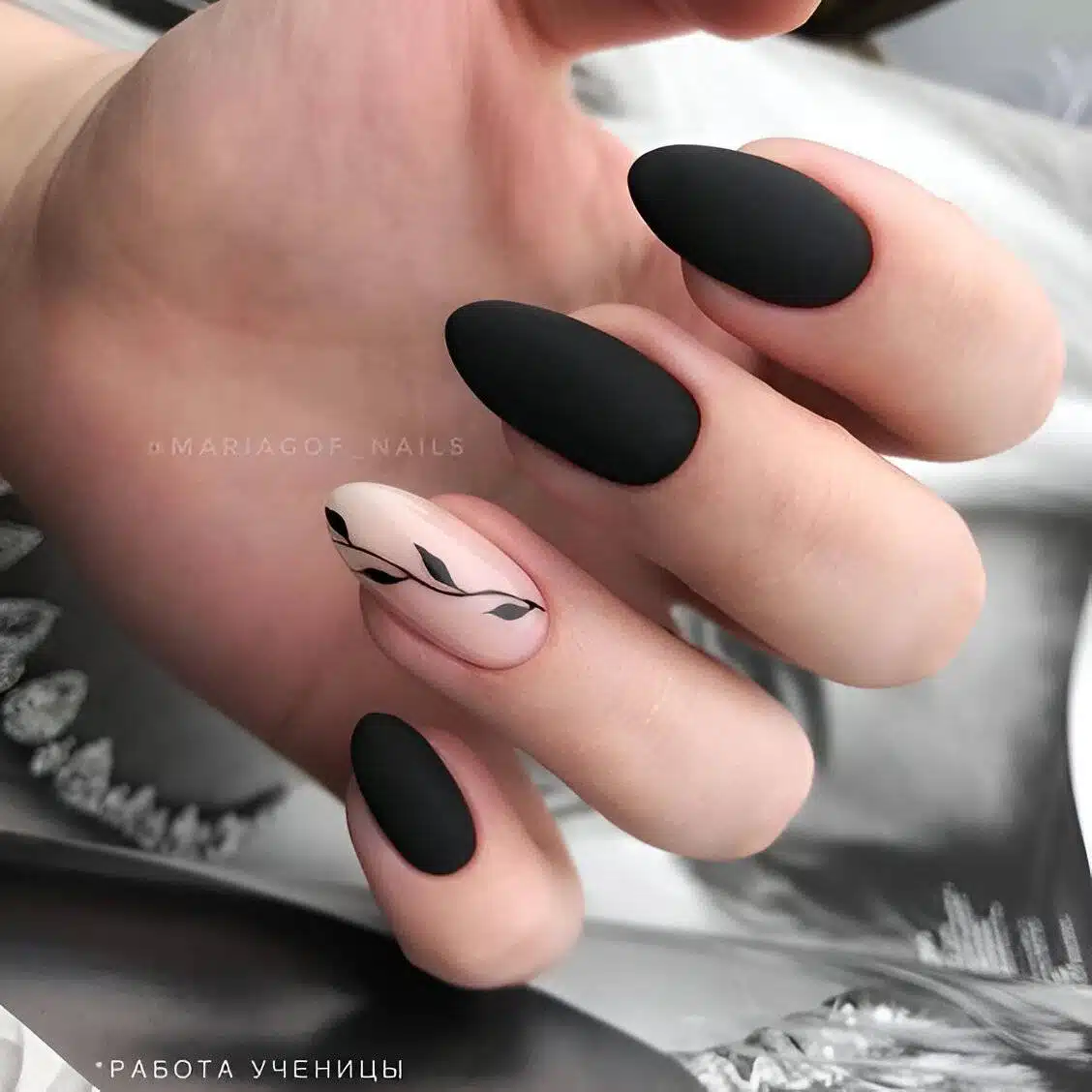 30 Elegant Black Nail Designs For Classy Beauty - 215