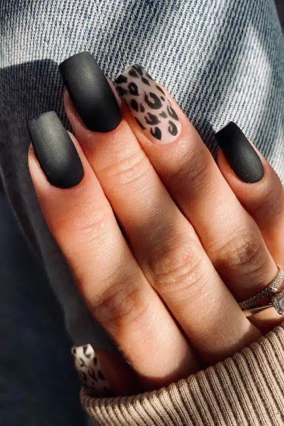 30 Elegant Black Nail Designs For Classy Beauty - 227