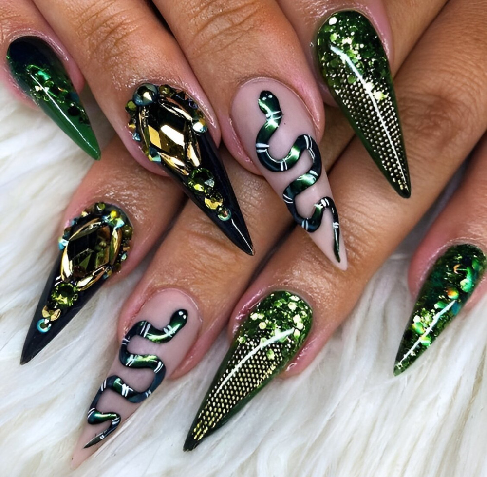 30 Hottest Black And Green Nails - 193