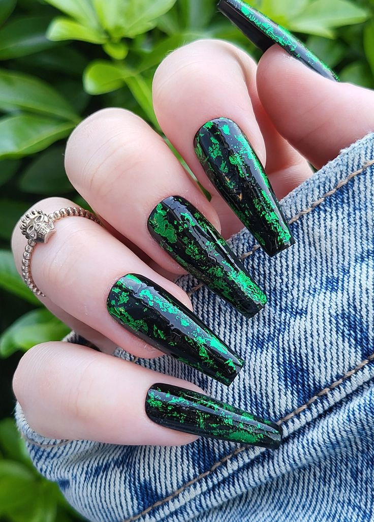 30 Hottest Black And Green Nails - 213