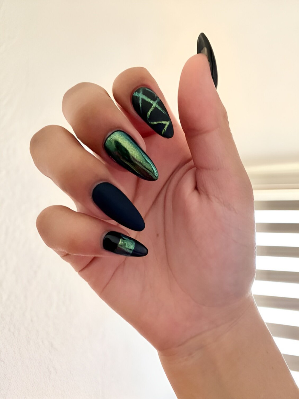 30 Hottest Black And Green Nails - 215