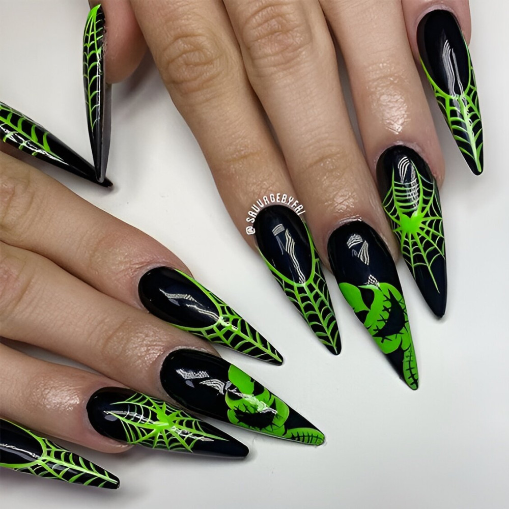 30 Hottest Black And Green Nails - 217