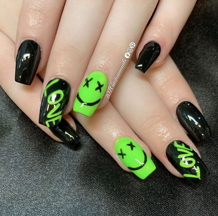 30 Hottest Black And Green Nails - 219