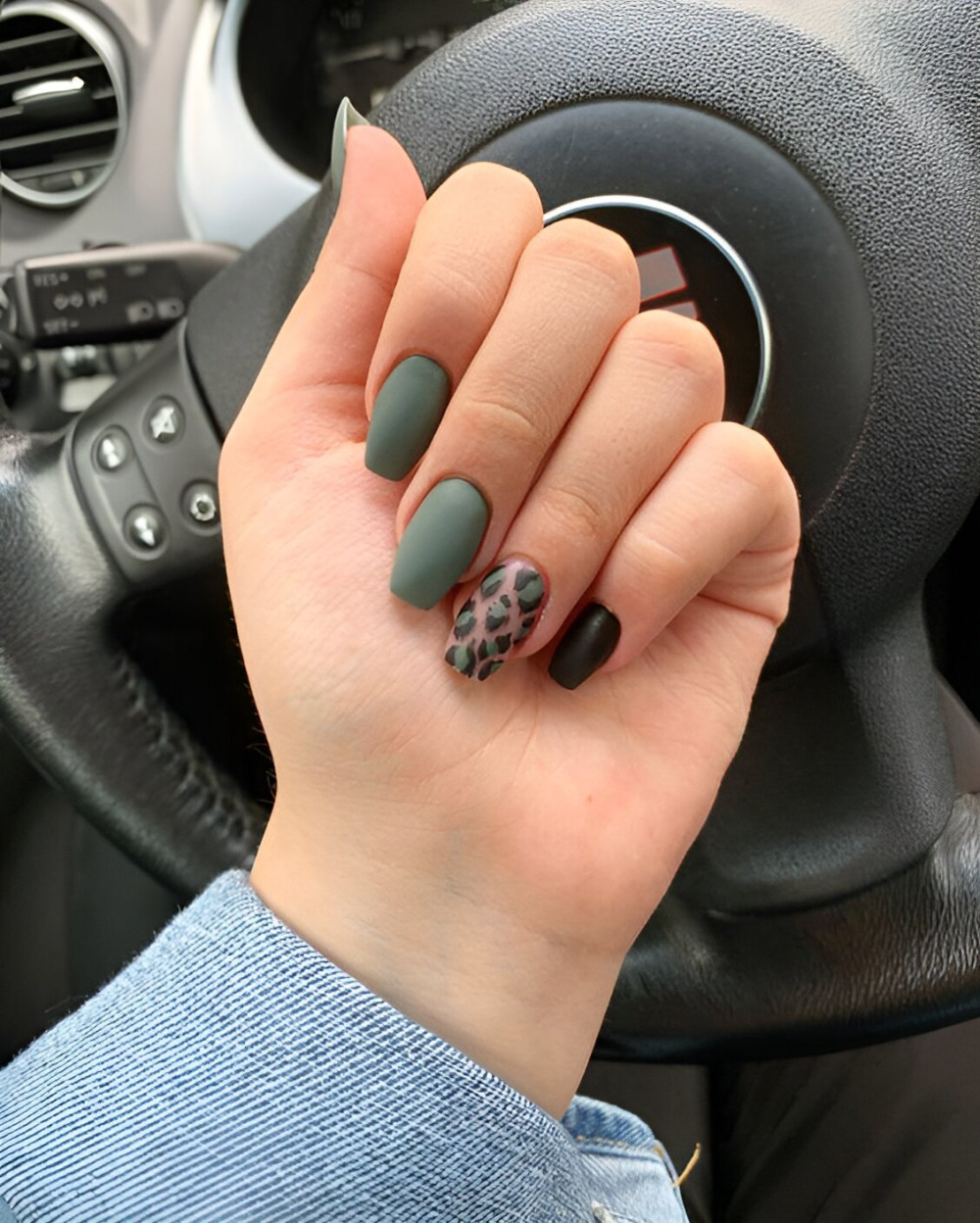 30 Hottest Black And Green Nails - 229