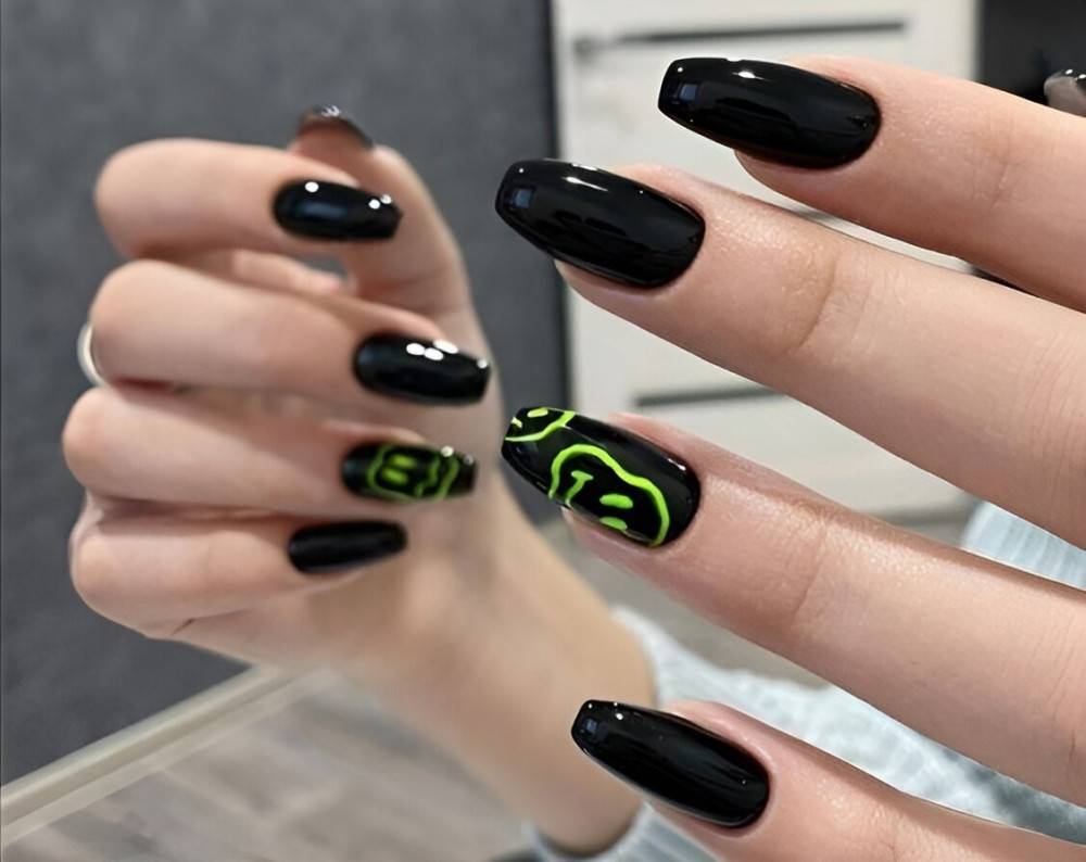 30 Hottest Black And Green Nails - 231