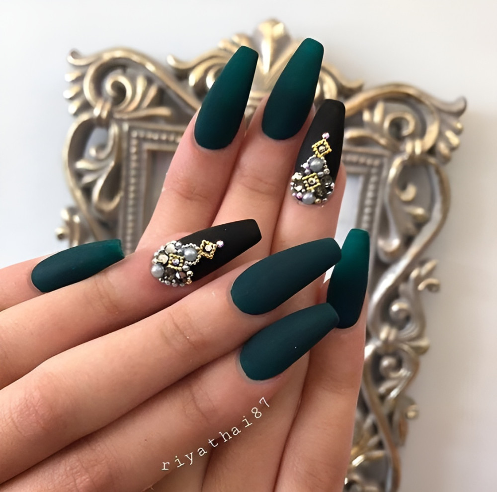 30 Hottest Black And Green Nails - 233
