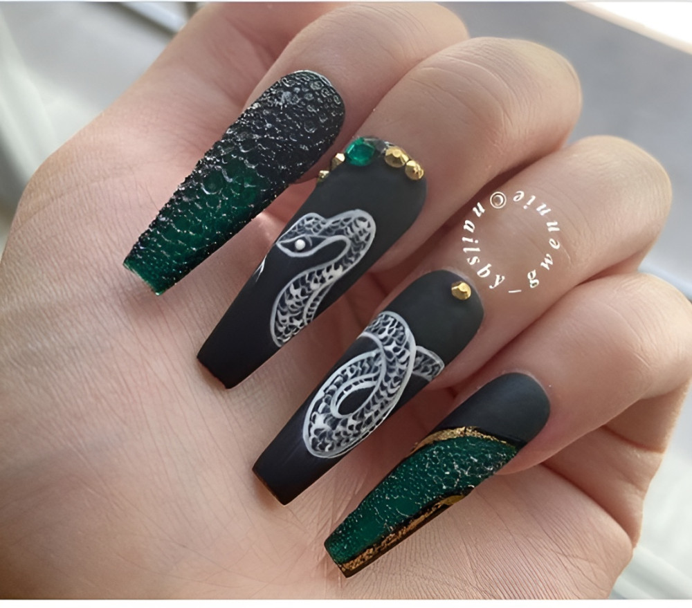 30 Hottest Black And Green Nails - 235