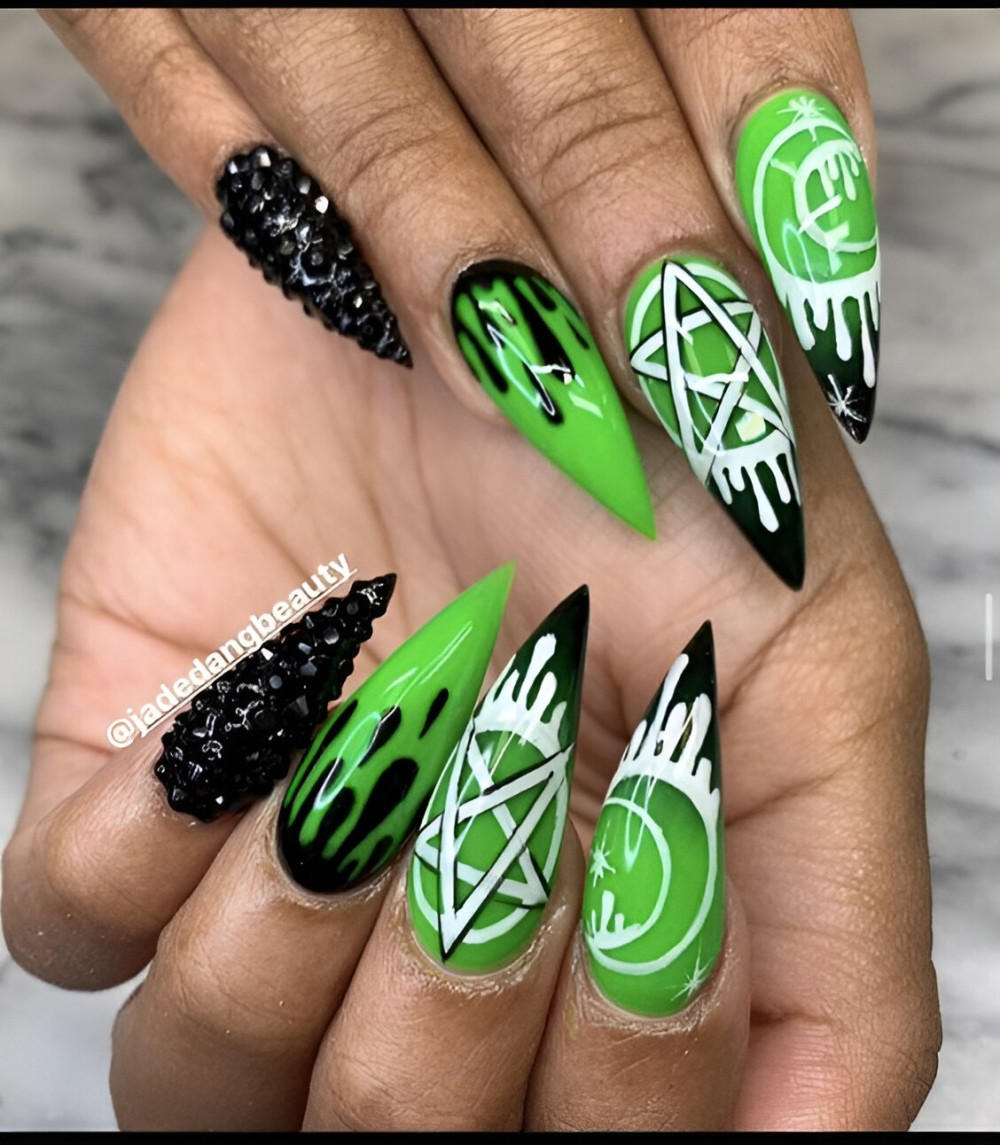 30 Hottest Black And Green Nails - 237