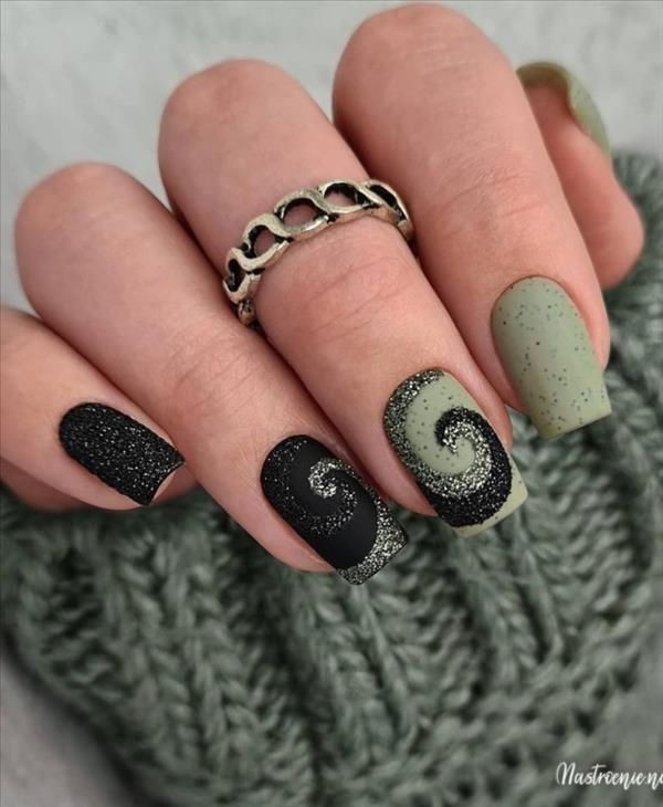 30 Hottest Black And Green Nails - 241