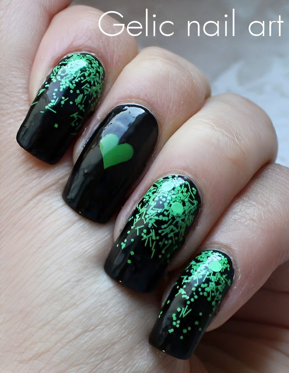 30 Hottest Black And Green Nails - 243