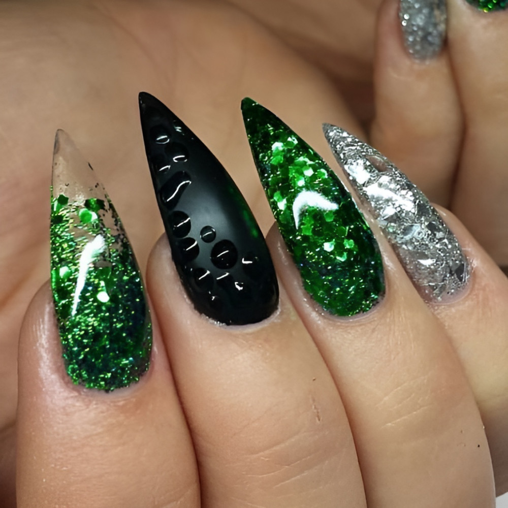 30 Hottest Black And Green Nails - 245