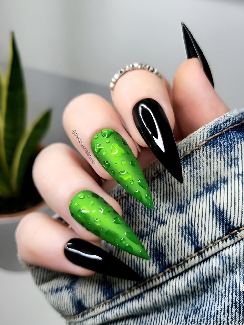 30 Hottest Black And Green Nails - 197