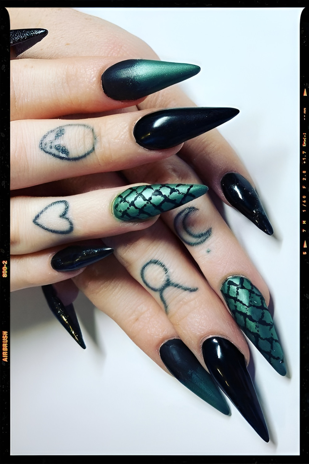 30 Hottest Black And Green Nails - 203