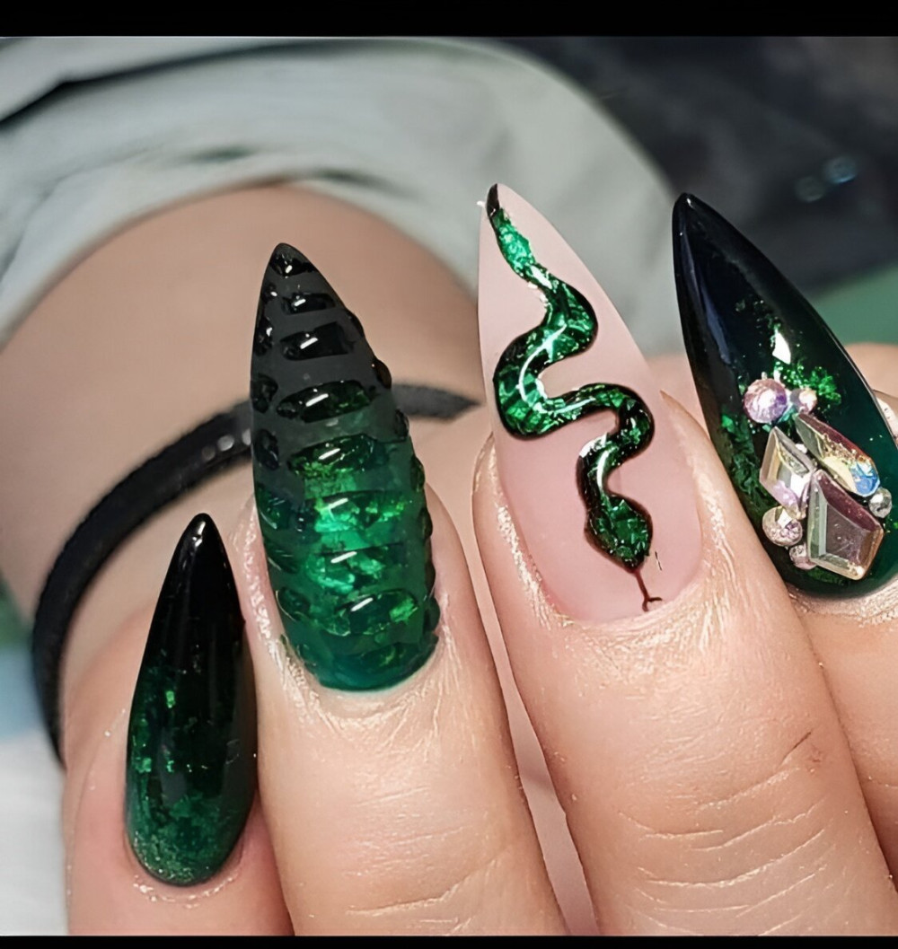 30 Hottest Black And Green Nails - 209