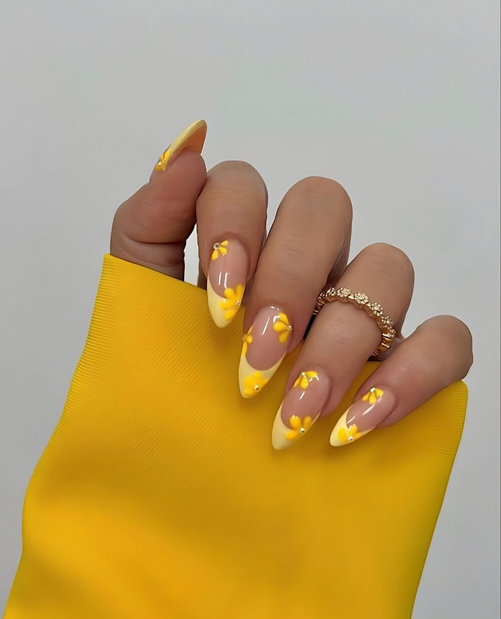 40 Stunning Yellow Acrylic Nails To Shine All Year Long - 291