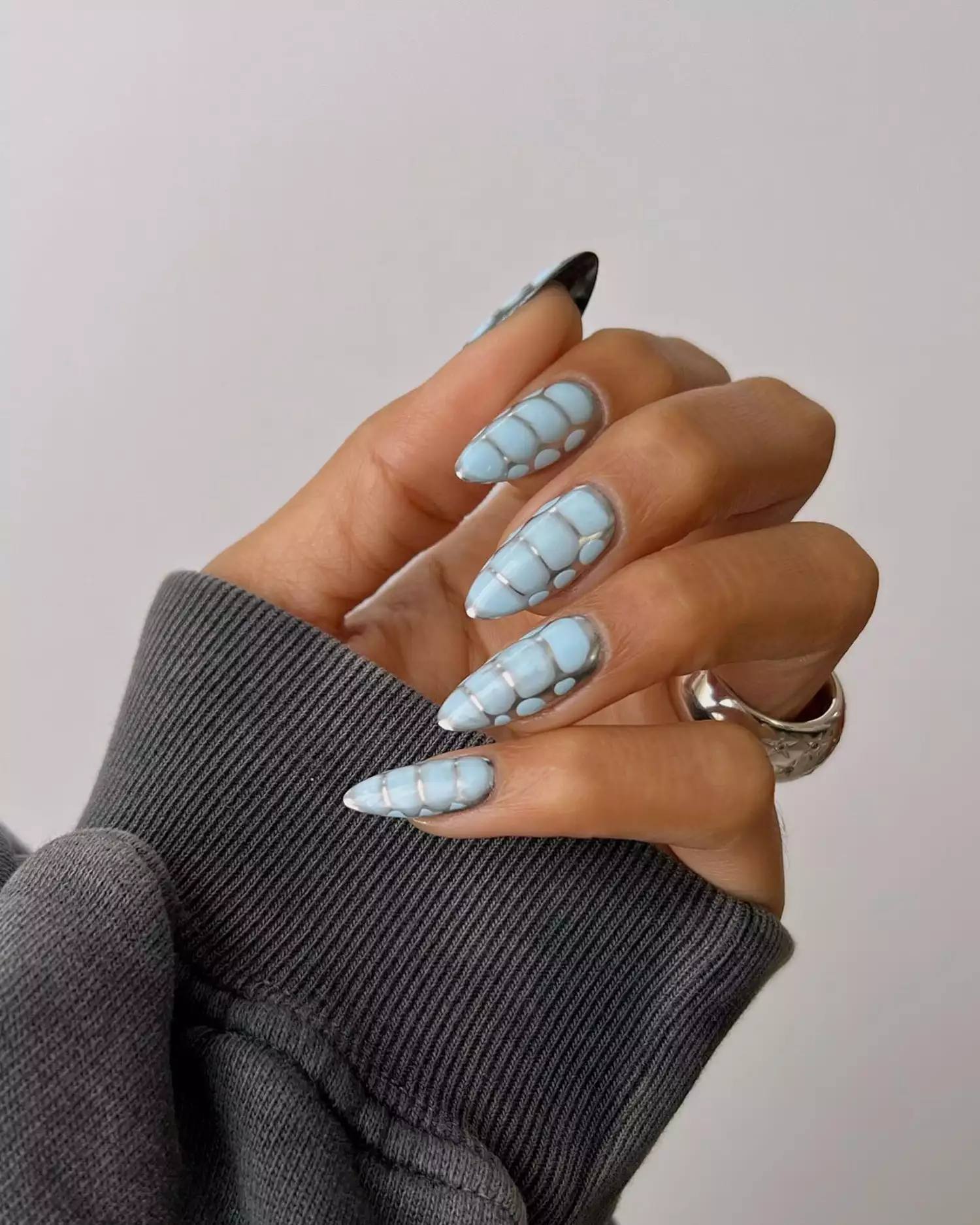 Textured nail design by @overglowedit.