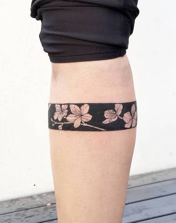 Floral tattoo around the calf by @lingtattoo