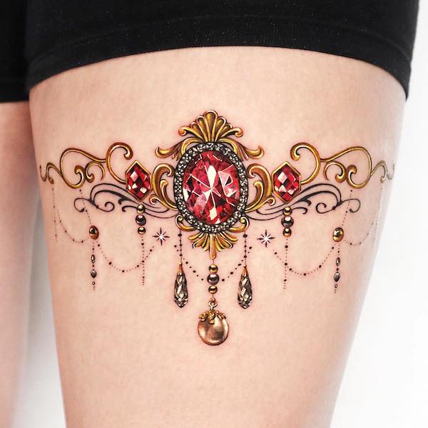 Gemstone jewelry thigh band by @jooa_tattoo