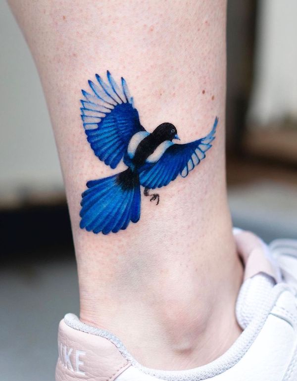 Magpie leg tattoo by @pokhy_tattoo