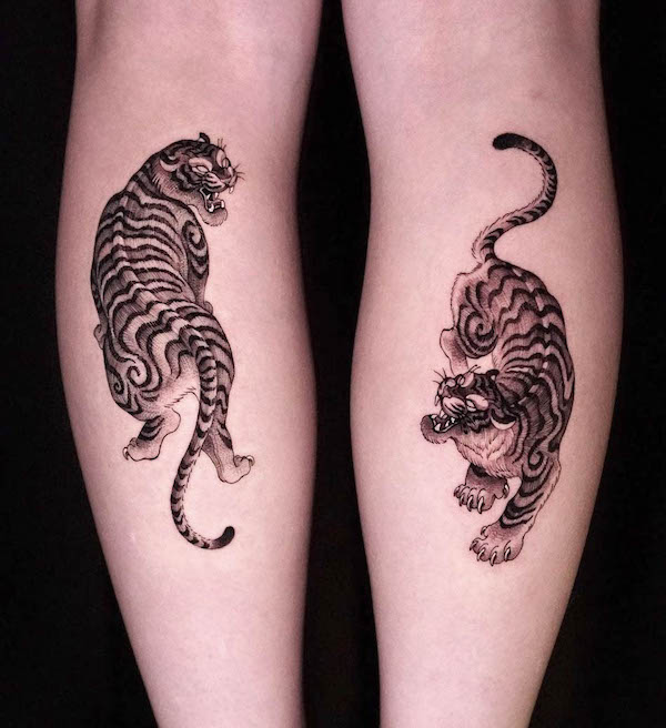 Matching tiger leg tattoos by @hoch_tattoo