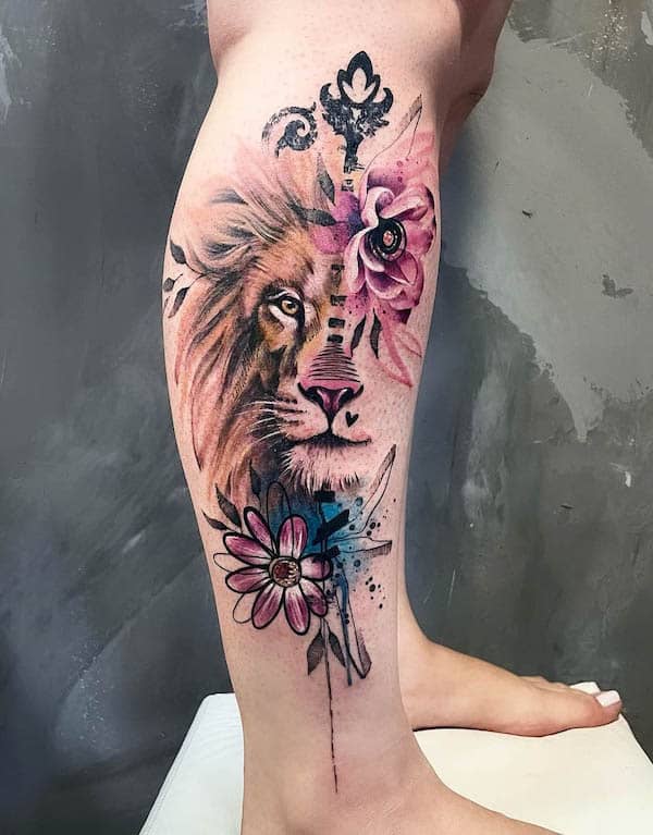 Watercolor lion leg tattoo by @jessicadamasceno.art