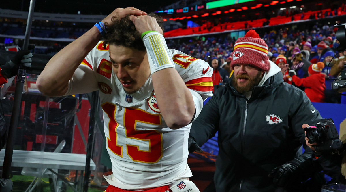 Chiefs' Patrick Mahomes Impressively Dodged a Barrage of Snowballs From Bills Fans After Win