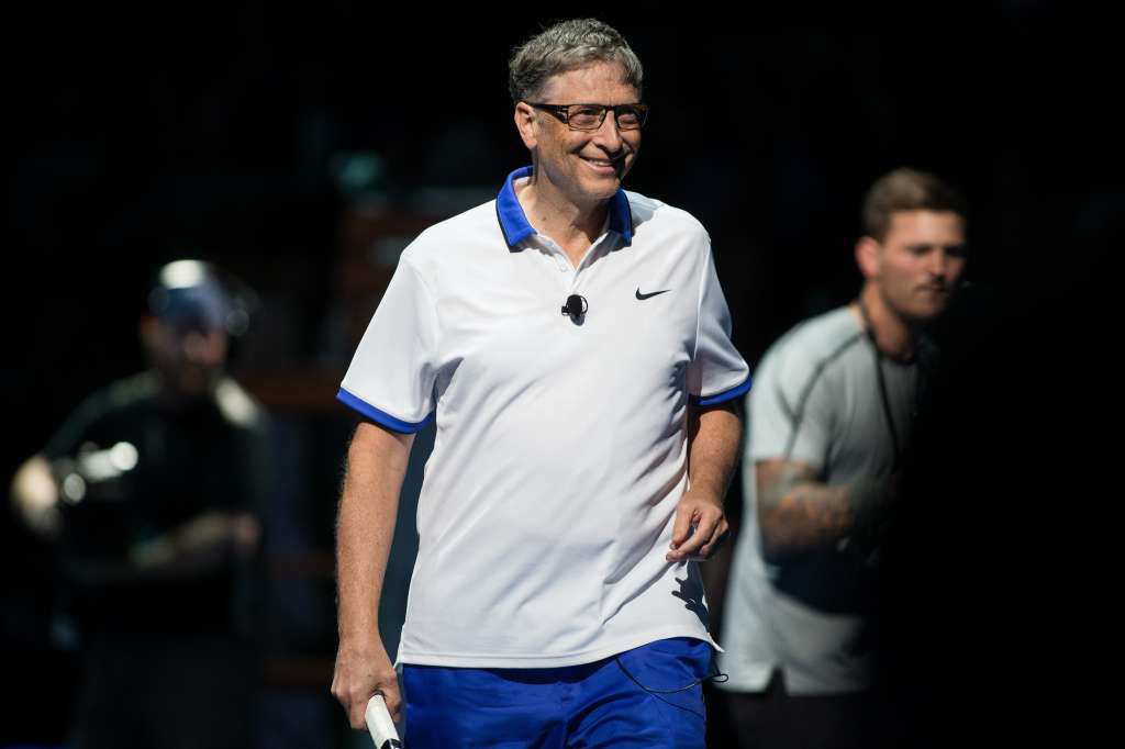 Bill Gates xỏ giày đánh tennis cùng Roger Federer - Ảnh 3.