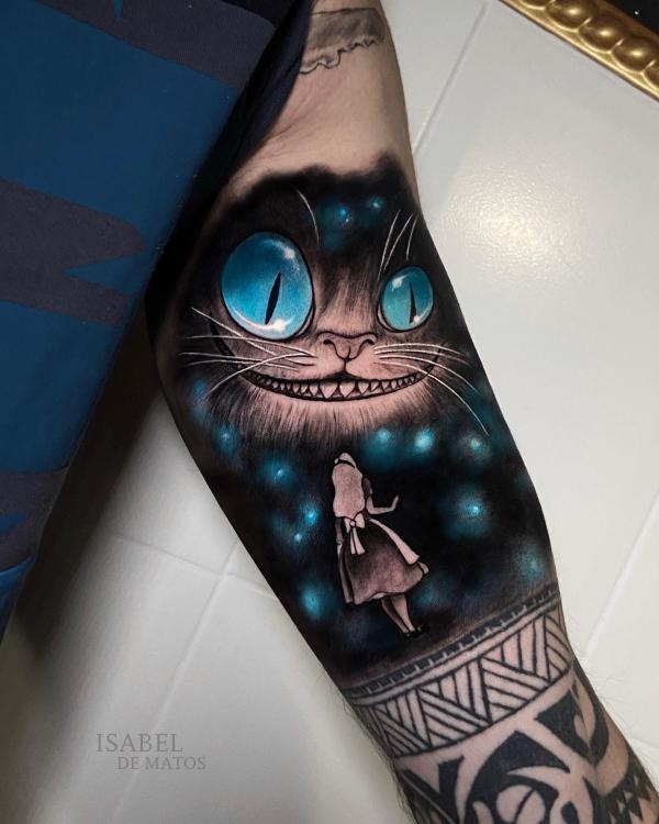 Alice before Cheshire Cat with blue eyes