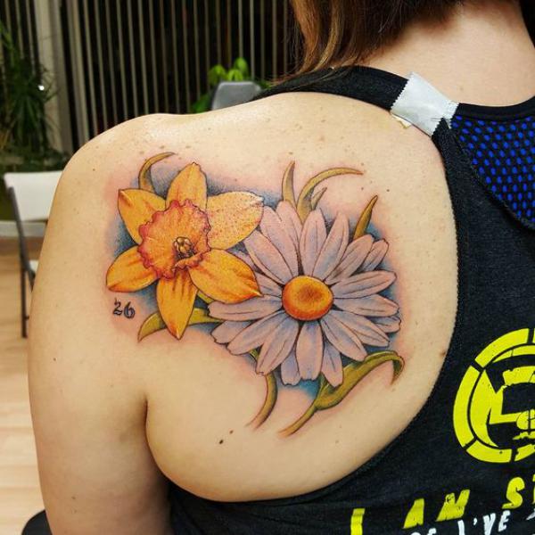 Daffodil and daisy shoulder blade tattoo 1