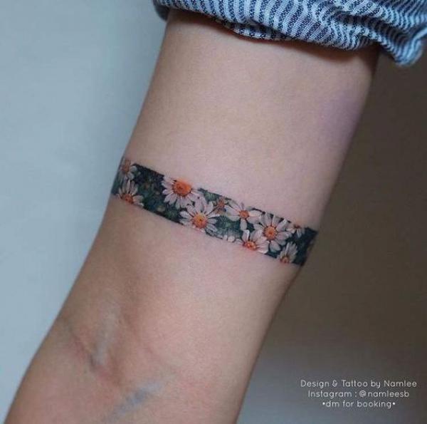 Daisy armband tattoo