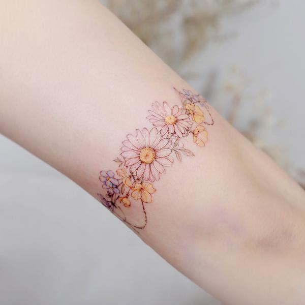 Daisy flowers around the arm