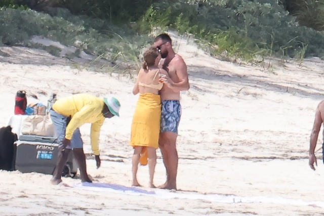 Hot rần rần khoảnh khắc Taylor Swift và bạn trai ngã lộn cổ ngoài biển, thực hư ra sao? - Ảnh 9.