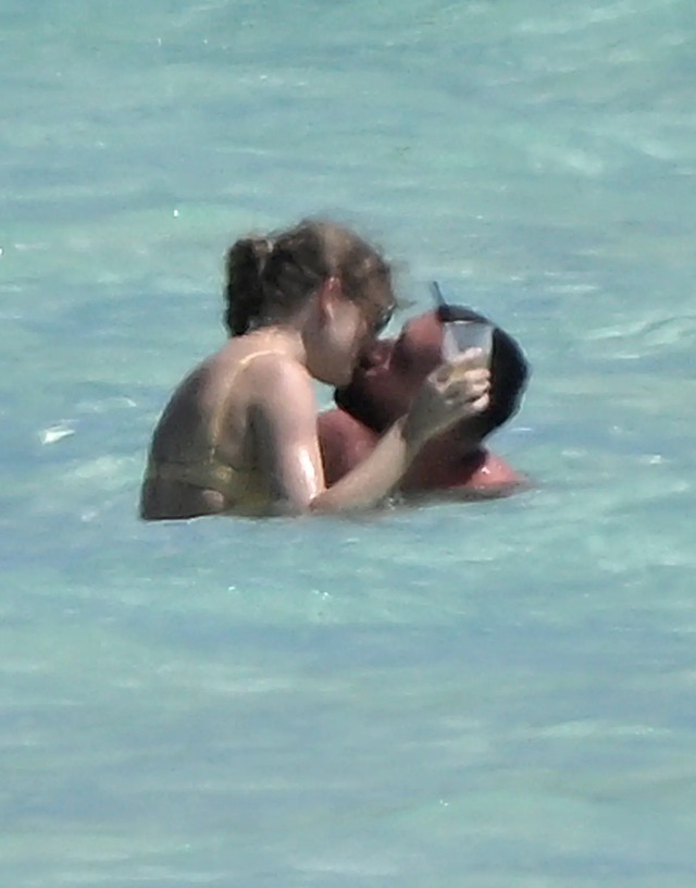 Hot rần rần khoảnh khắc Taylor Swift và bạn trai ngã lộn cổ ngoài biển, thực hư ra sao? - Ảnh 8.