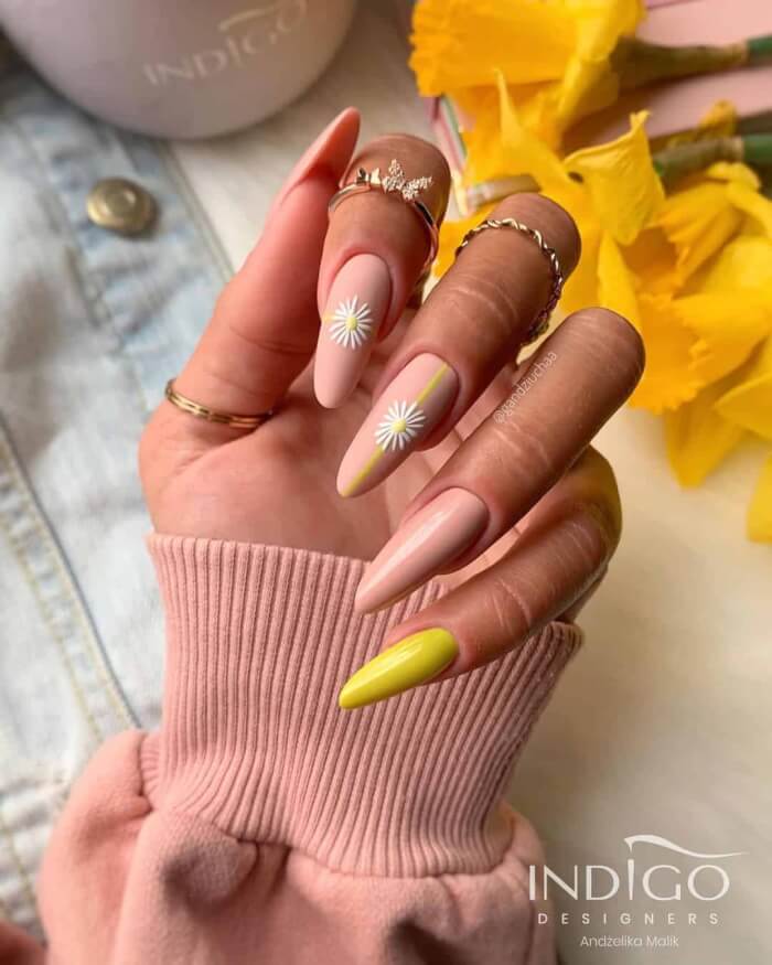 23 Dazzling Yellow Nails To Freshen Up Your Upcoming Summer Manicures - 109