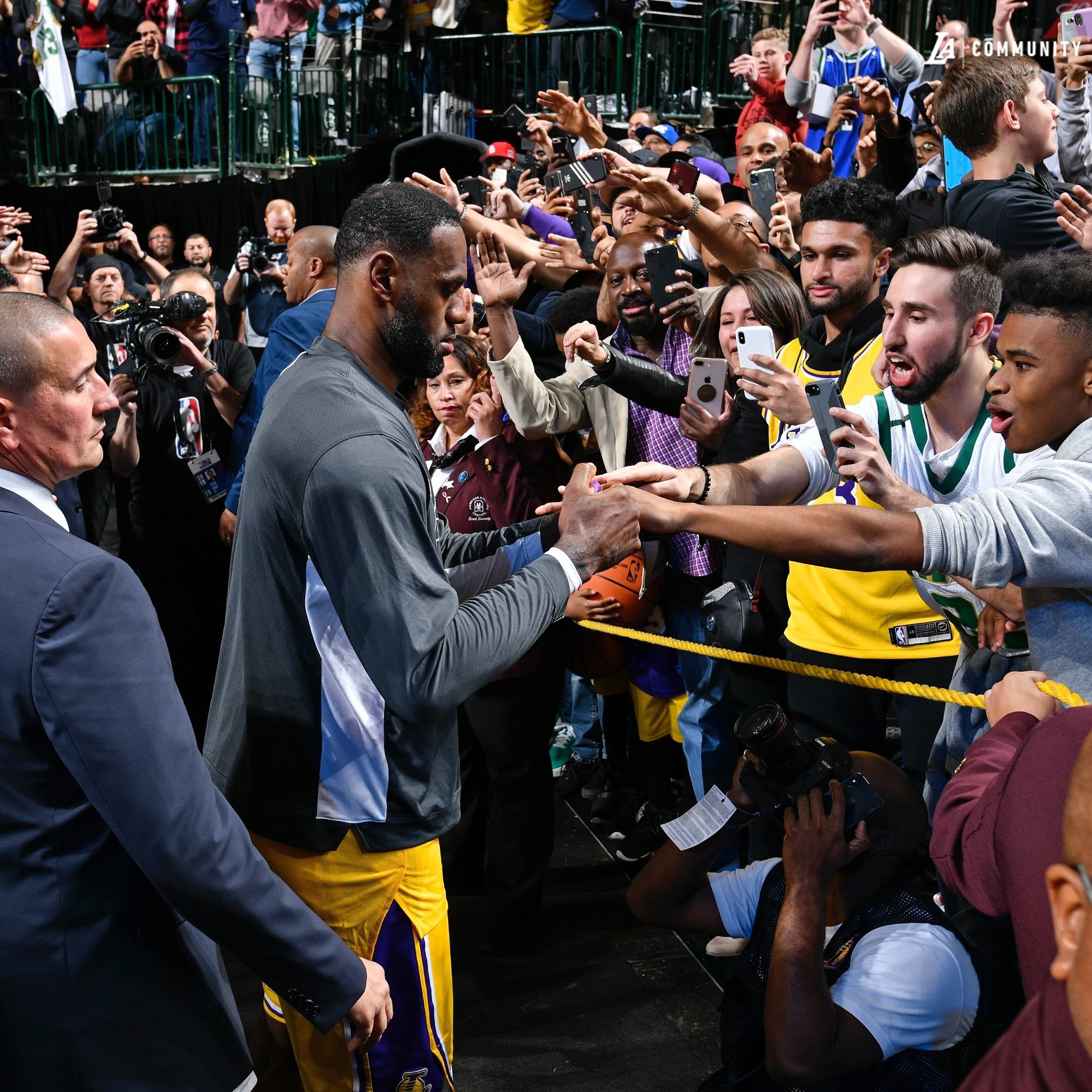Lakers Community on X: "Congratulations to @KingJames for becoming the  first NBA Player to score 40,000 Career Points  Thank you for  continuing to inspire aspiring athletes, the Los Angeles community, and
