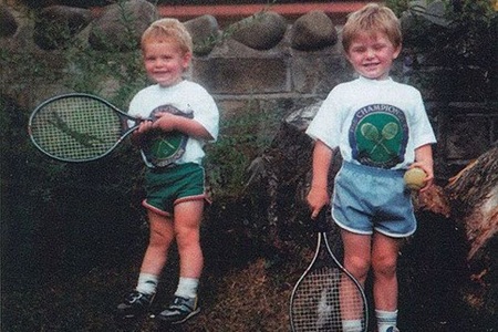 Andy Murray (trái) bên cạnh người anh Jamie Murray