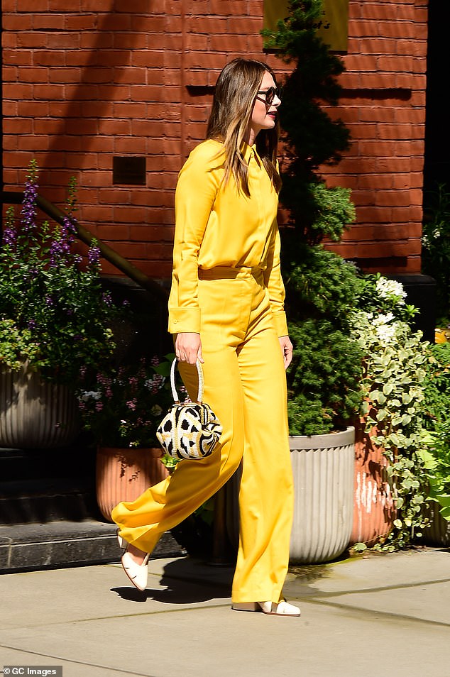 Wow: Maria added a few inches to her height as she finished the outfit with a pair of white chunky heels and a patterned bag