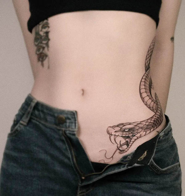 Snake side waist tattoo by @saku.tatt_