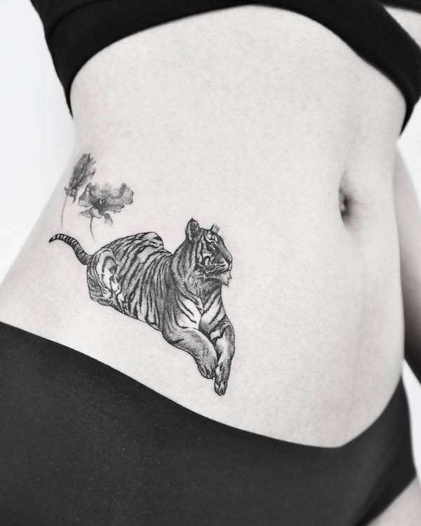 Tiger side waist tattoo by @j.ryong_tattooer