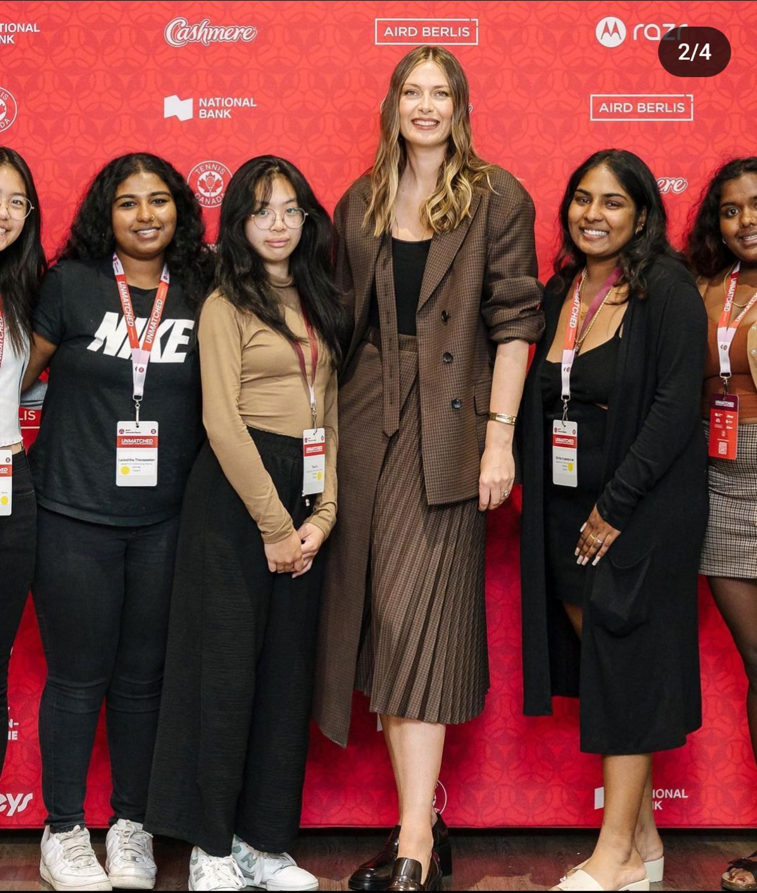 Maria Sharapova poses with some of the female volunteers at the 2023 Canadian Open