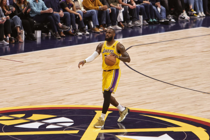 DENVER, CO - 29 tháng 4: LeBron James # 23 của Los Angeles Lakers đưa bóng lên sân trong trận đấu với Denver Nuggets trong Vòng 1 Trận 5 vào ngày 29 tháng 4 năm 2024 tại Ball Arena ở Denver, Colorado. LƯU Ý CHO NGƯỜI DÙNG: Người dùng xác nhận và đồng ý rõ ràng rằng, bằng cách tải xuống và/hoặc sử dụng Ảnh này, người dùng đồng ý với các điều khoản và điều kiện của Thỏa thuận cấp phép Getty Images. Thông báo bản quyền bắt buộc: Bản quyền 2024 NBAE (Ảnh của Jim Poorten/NBAE qua Getty Images)