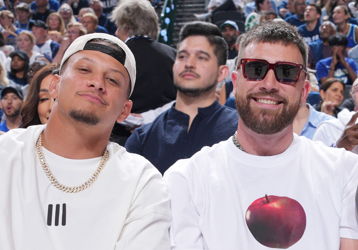 Fans Love How 'Unbothered' Travis Kelce Is at an NBA Game - Parade