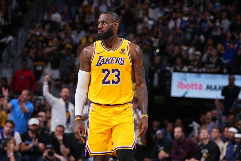 DENVER, CO - 29 tháng 4: LeBron James # 23 của Los Angeles Lakers theo dõi trong trận đấu với Denver Nuggets trong Vòng Một Trận thứ năm của Vòng loại trực tiếp NBA 2024 vào ngày 29 tháng 4 năm 2024 tại Ball Arena ở Denver, Colorado. LƯU Ý CHO NGƯỜI DÙNG: Người dùng xác nhận và đồng ý rõ ràng rằng, bằng cách tải xuống và/hoặc sử dụng Ảnh này, người dùng đồng ý với các điều khoản và điều kiện của Thỏa thuận cấp phép Getty Images. Thông báo bản quyền bắt buộc: Copyright 2024 NBAE (Ảnh của Bart Young/NBAE qua Getty Images)