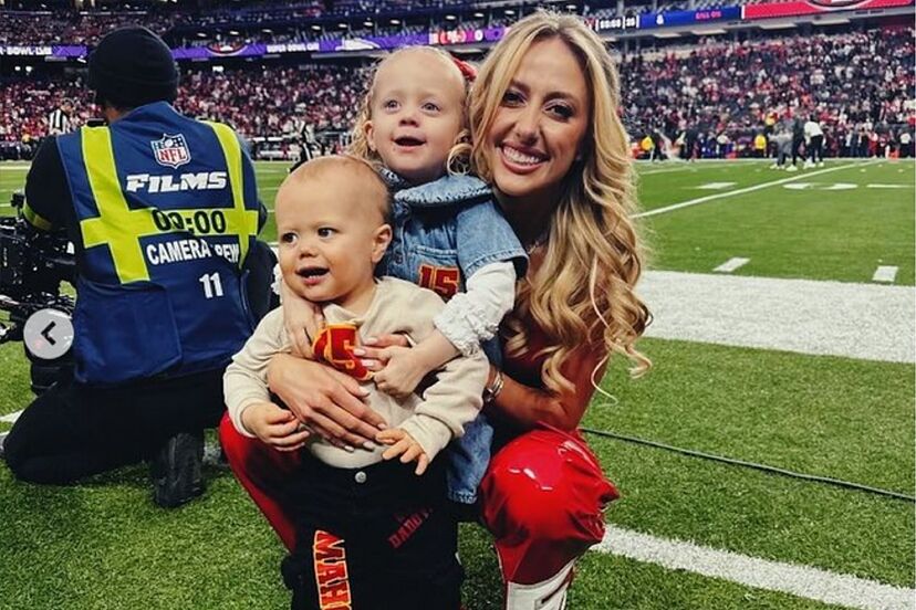 Brittany Mahomes, Sterling and Bronze invade the Allegiant Stadium field to  congratulate Patrick | Marca